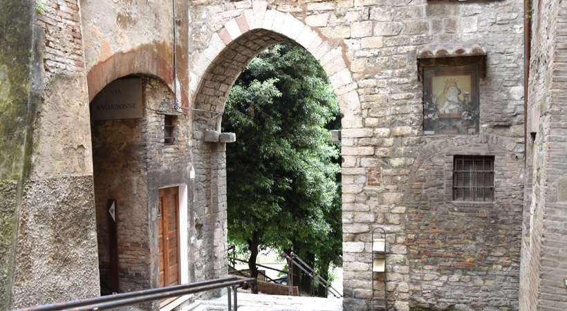 Porta-Santa-MargheritaVg01